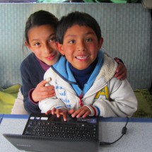 Two kids of Bosch Diesel Service La paz enjoying our Netbook